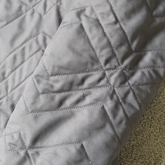 GUC Patagonia grey quilted jacket with faux fur lining. - Picture 3 of 7